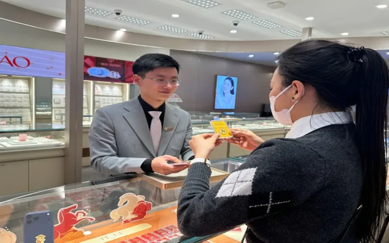 سوق الذهب يشهد نشاطاً لافتاً تزامناً مع اقتراب يوم إله الثروة